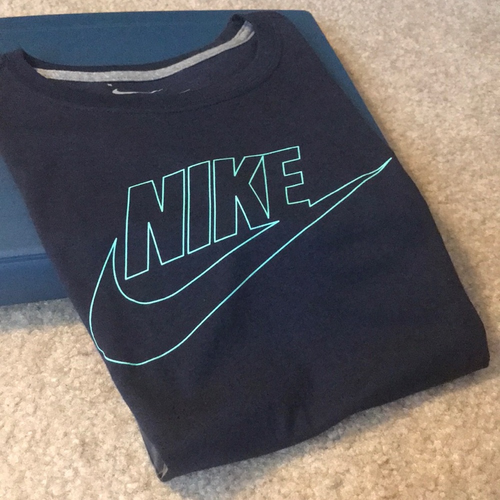 Brand New Nike woman T-shirt in size small